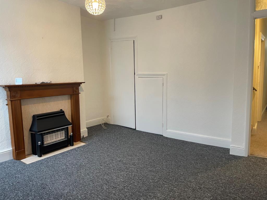 Lot: 66 - TERRACED HOUSE FOR IMPROVEMENT - Dining room
